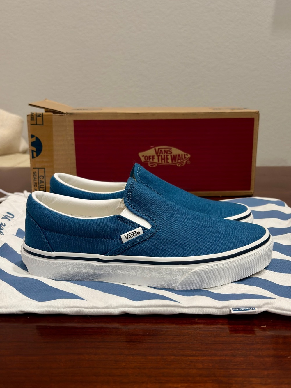 “Wide Collection” Vans Classic Slip-On in Navy/Teal 7W/5.5M/37.5EU New